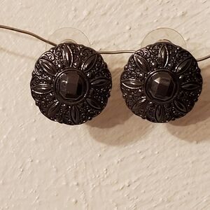 A PAIR OF VINTAGE STYLE EARRINGS